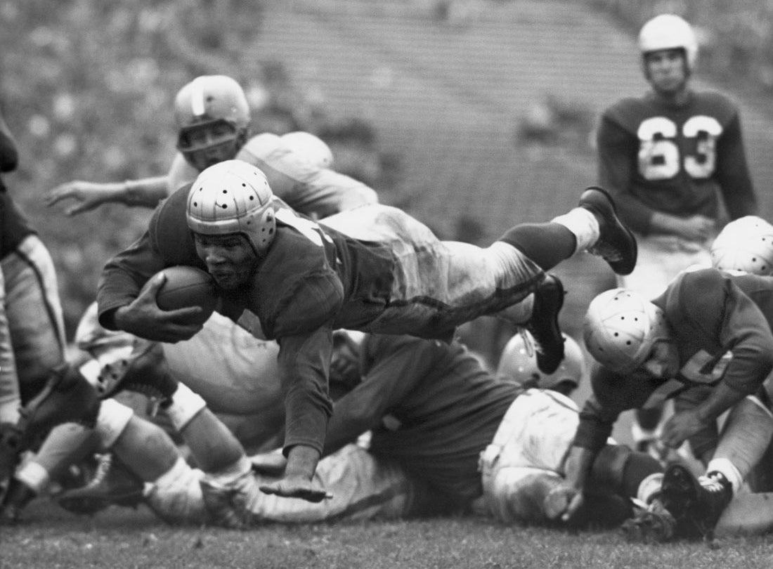 Fullback Joe Perry dives for a touchdown during a 17-21 loss to the New York Yanks at Kezar Stadium