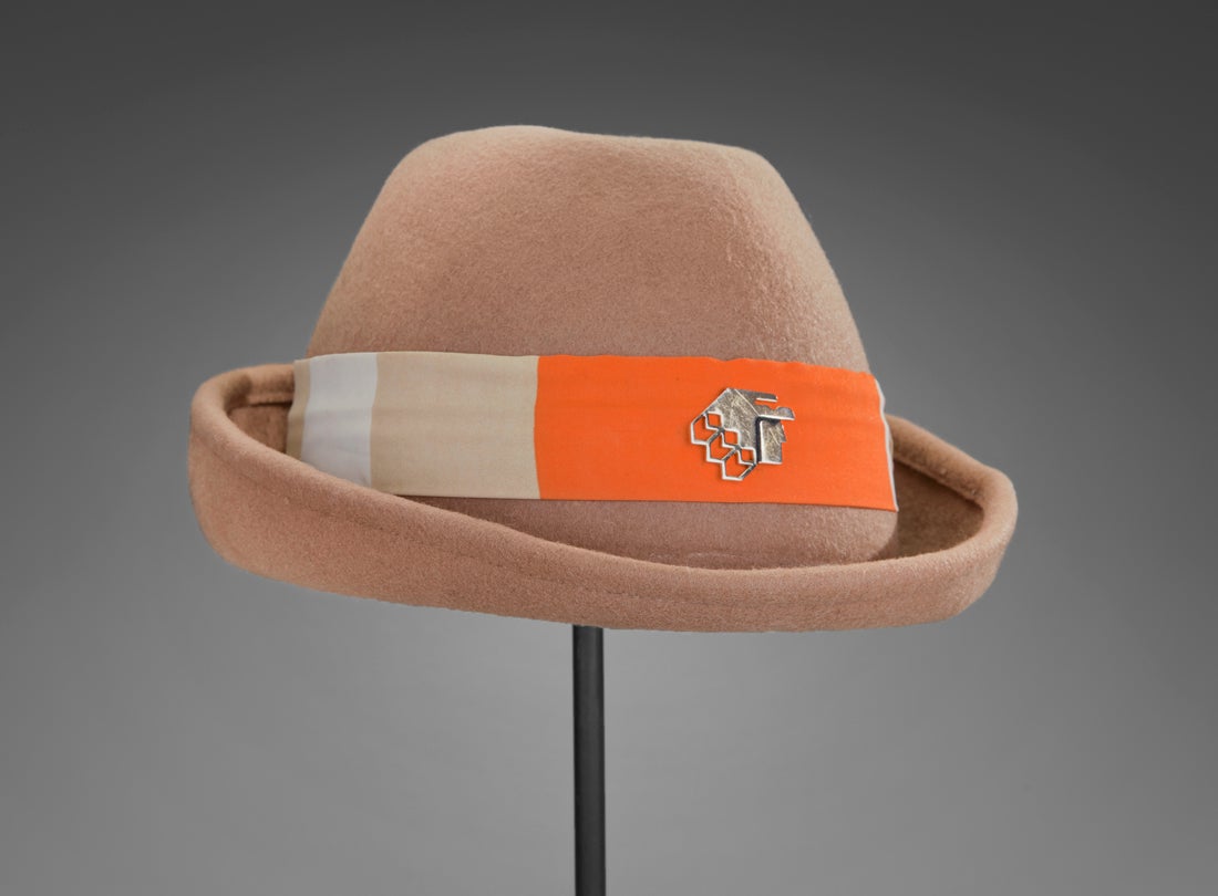 Aeroméxico flight attendant hat and badge  1980s