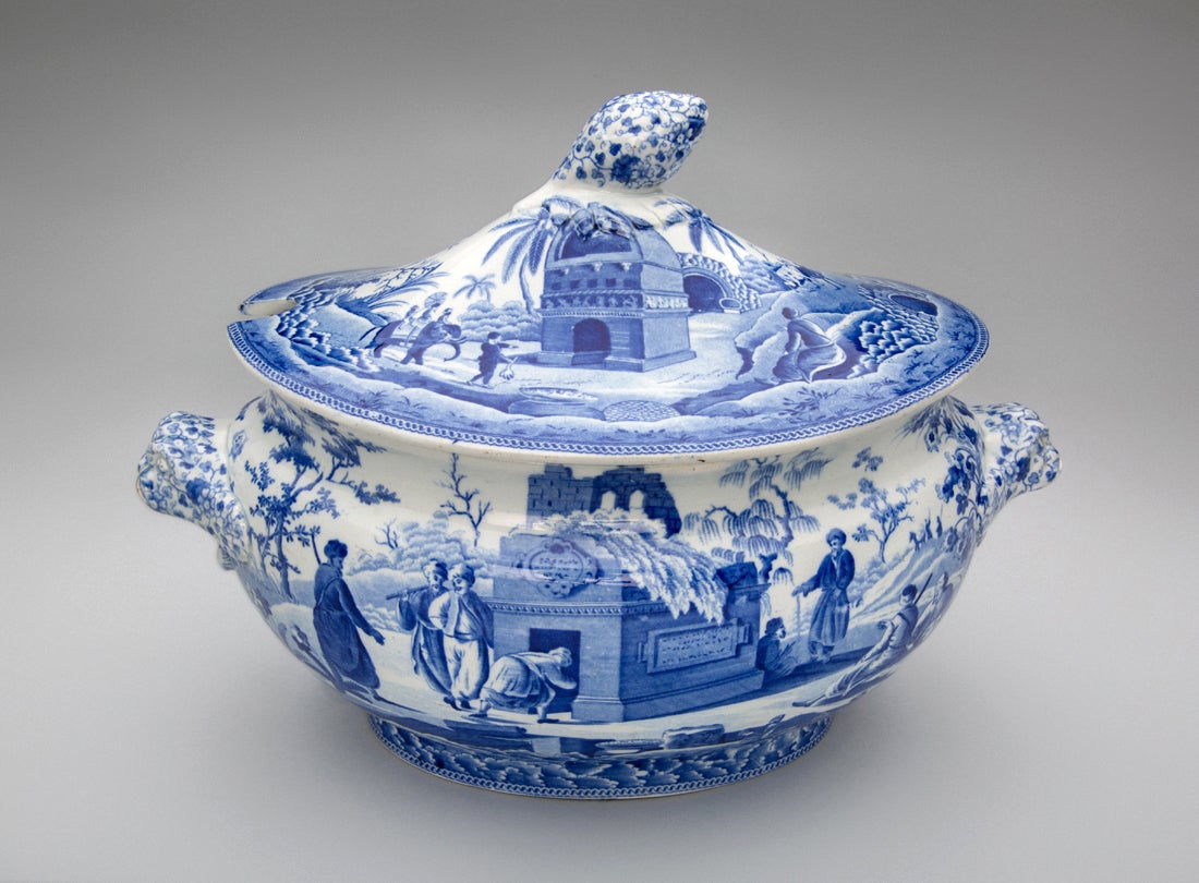 Soup tureen, Colossal Sarcophagus near Castle Rosso pattern  c. 1810–30s