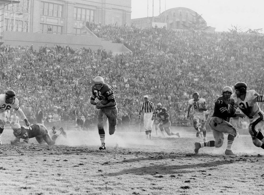 Halfback Hugh McElhenny charges though an open hole during a 14-27 loss to the Chicago Bears at Kezar Stadium