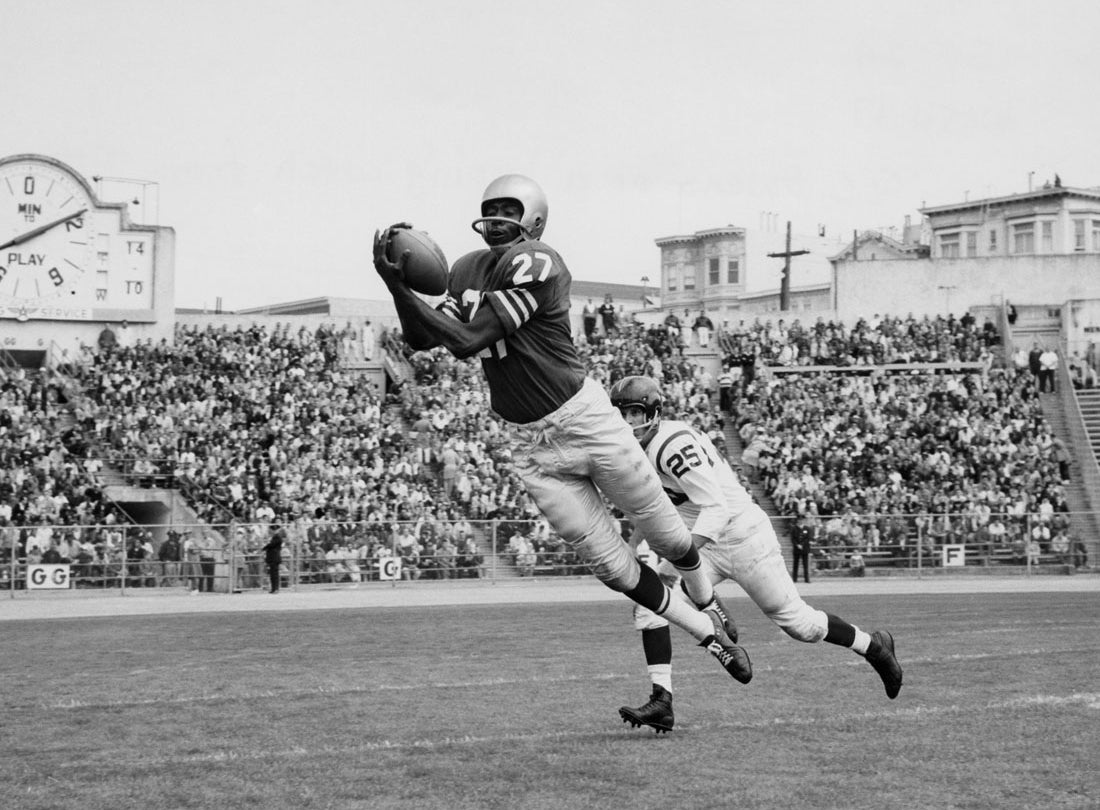 Wide receiver R. C. Owens makes a leaping catch during a preseason 24-17 victory over the Washington Redskins at Kezar Stadium