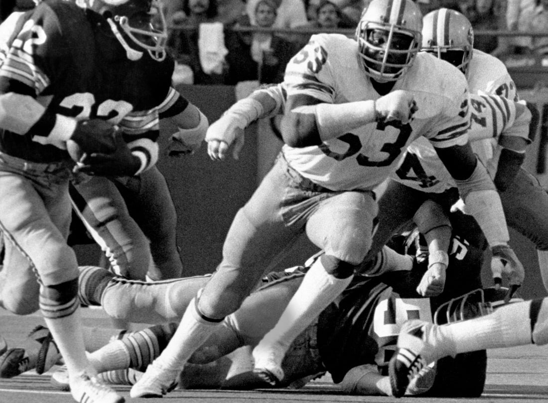 Defensive end Tommy Hart pursues running back Mike Thomas during a 21-24 loss to the Washington Redskins at Candlestick Park