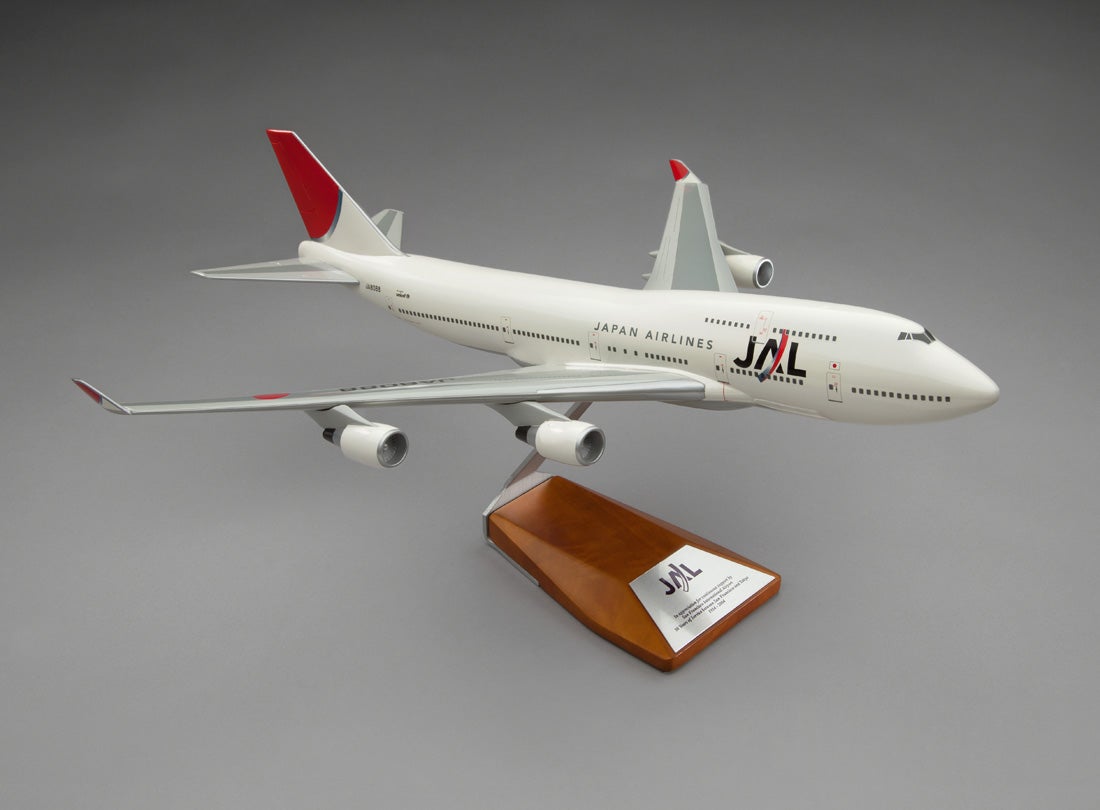 JAL (Japan Airlines) Boeing 747-400 model aircraft  c. 2004