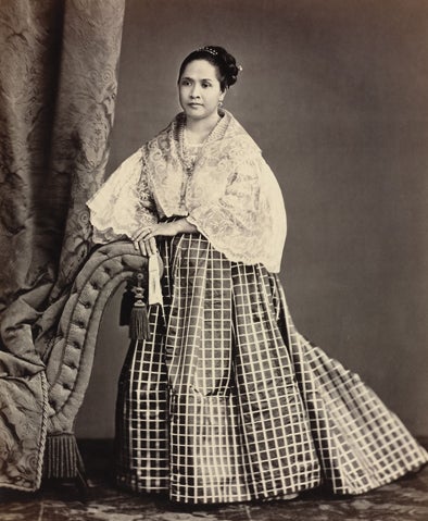 Portrait of woman in María Clara ensemble   Album de Filipinas (1870) Courtesy of the Biblioteca Nacional de España R2022.0305.005
