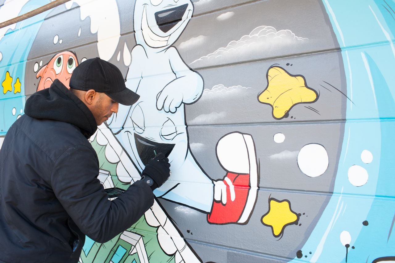 Sirron Norris at work on the CALUMET mural project, Bryant at 18th streets, San Francisco 2012 Courtesy of the artist