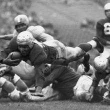 Fullback Joe Perry dives for a touchdown during a 17-21 loss to the New York Yanks at Kezar Stadium