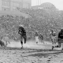 Halfback Hugh McElhenny charges though an open hole during a 14-27 loss to the Chicago Bears at Kezar Stadium