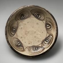 Horse-eye motif plate