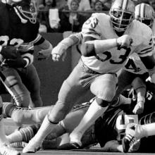 Defensive end Tommy Hart pursues running back Mike Thomas during a 21-24 loss to the Washington Redskins at Candlestick Park