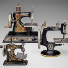 Toy sewing machine
