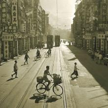 La Strada  1961 Fan Ho (b. 1937) black-and-white photograph Courtesy of Modernbook Gallery, San Francisco L2014.1710.002