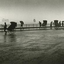 Rainy Day 1958 Fan Ho (b. 1937) black-and-white photograph Courtesy of Modernbook Gallery, San Francisco L2014.1710.009